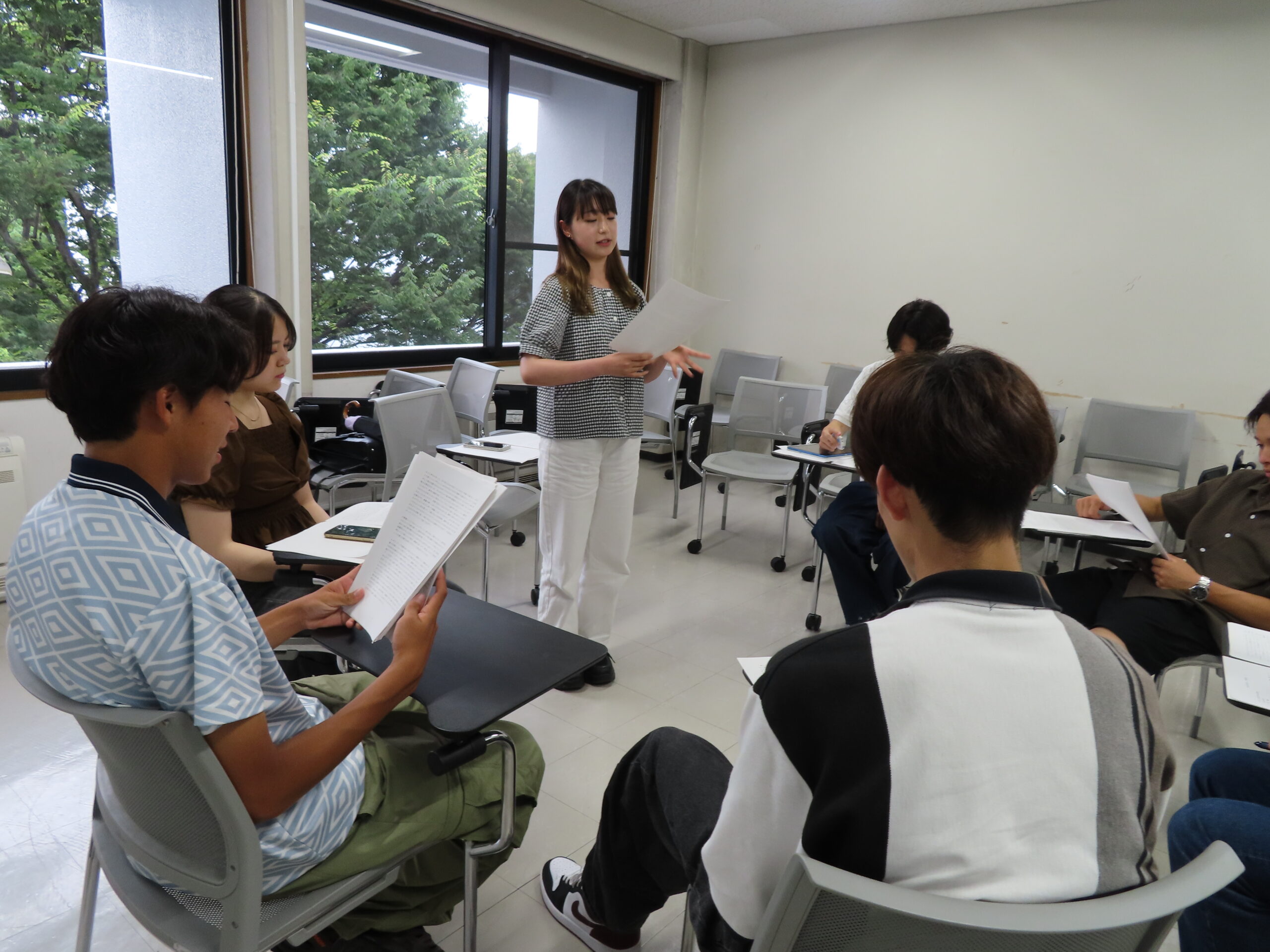 社会参加実習の中間発表の様子の画像