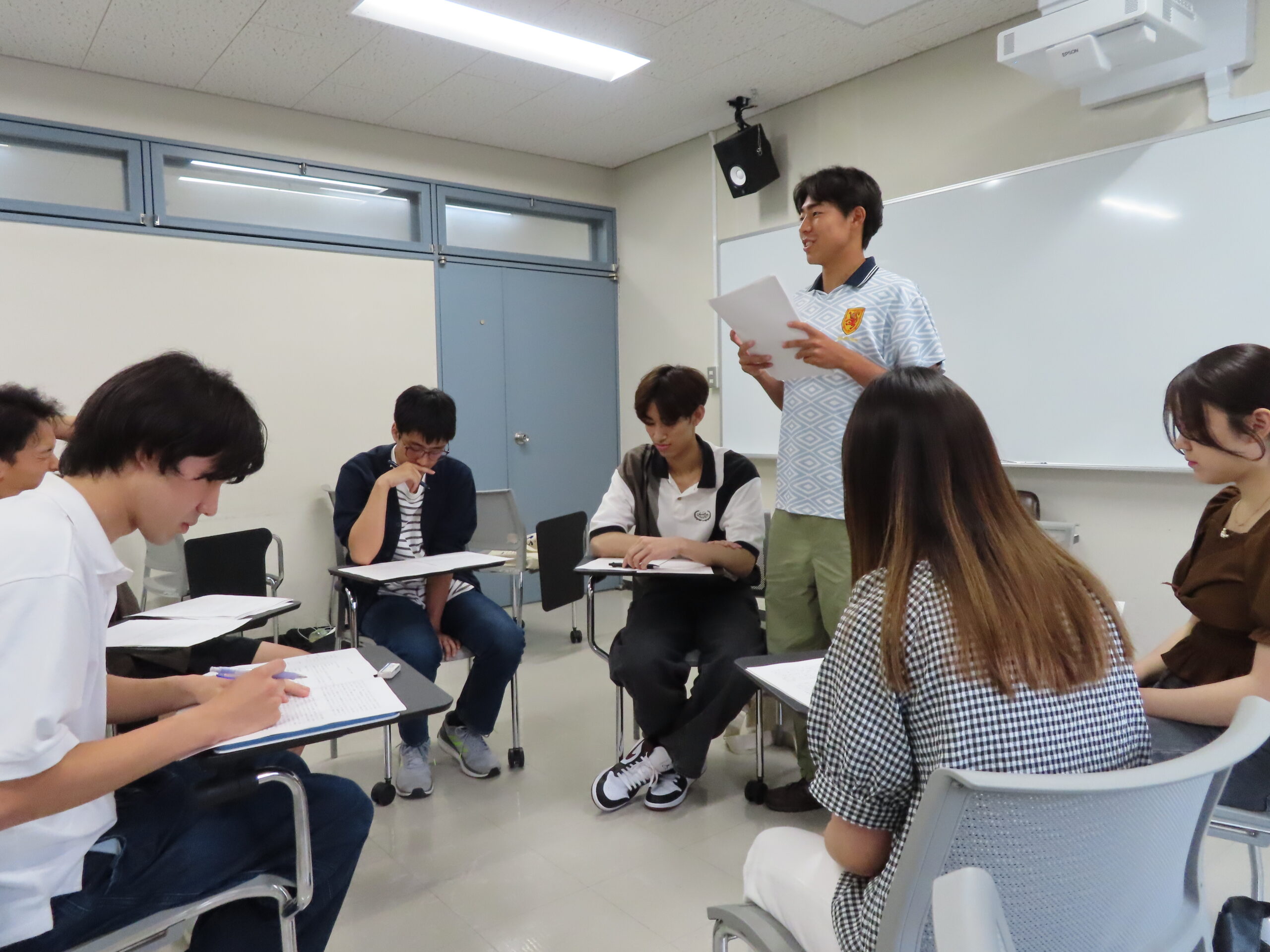 社会参加実習の中間発表の様子の画像