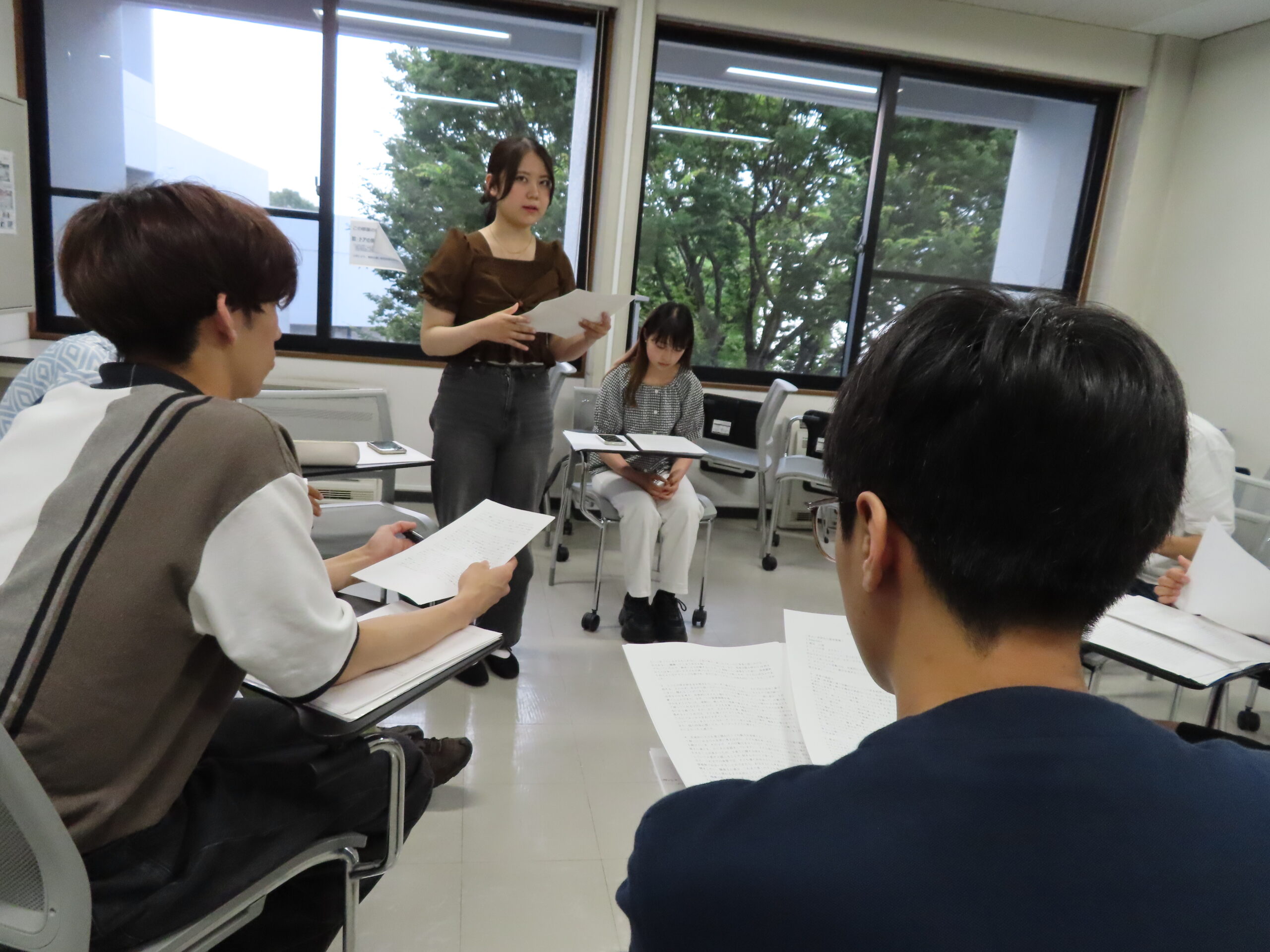 社会参加実習の中間発表の様子の画像