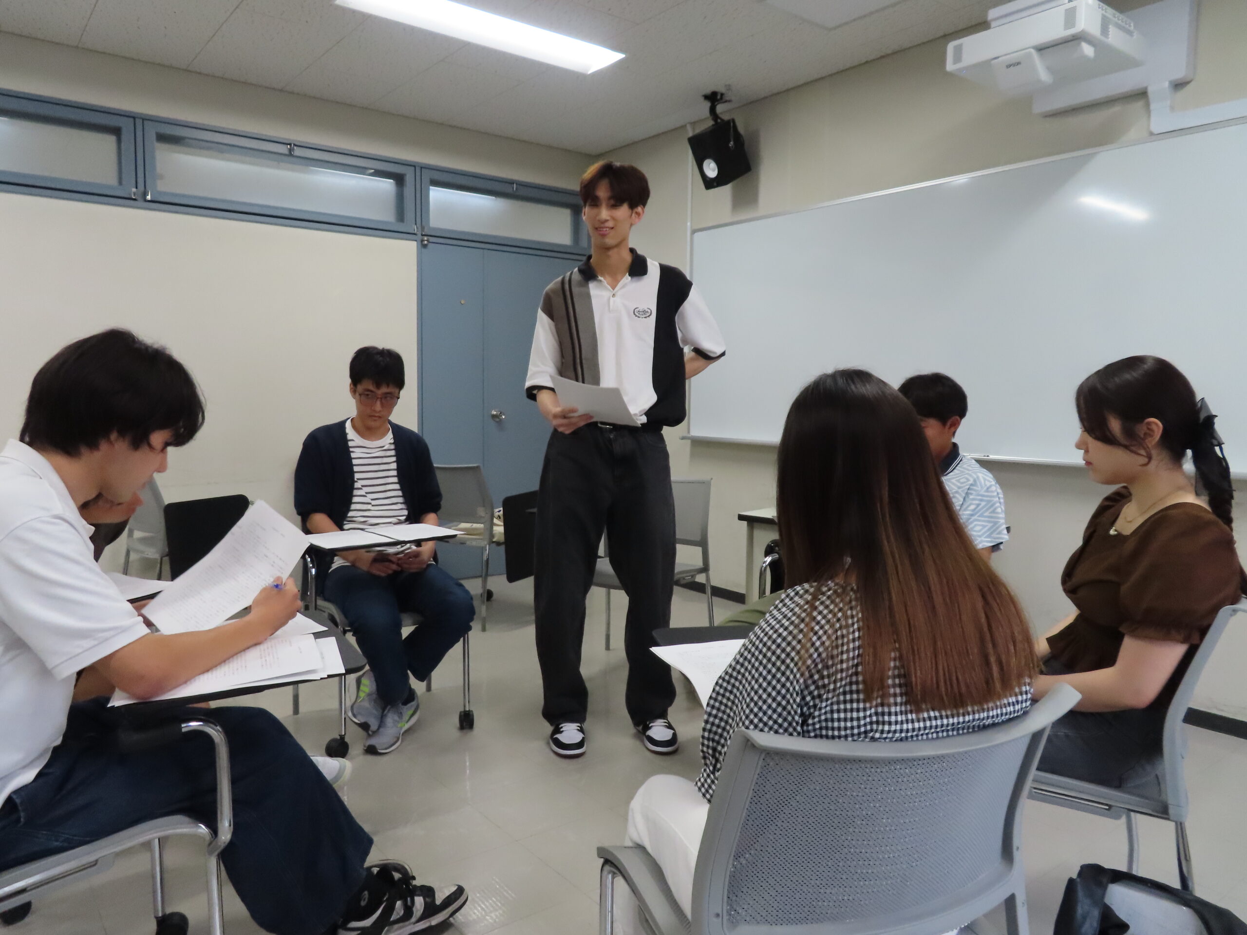 社会参加実習の中間発表の様子の画像